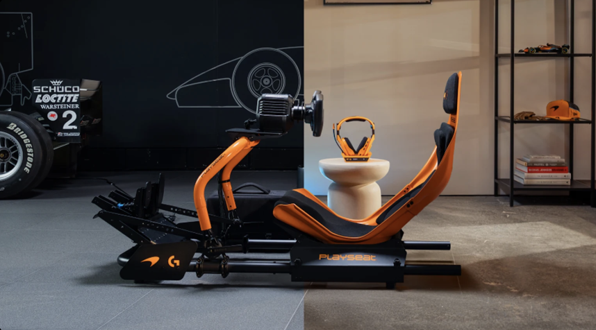 Setup Logitech G pentru sim racing, cu cockpit Playseat și volan Logitech.